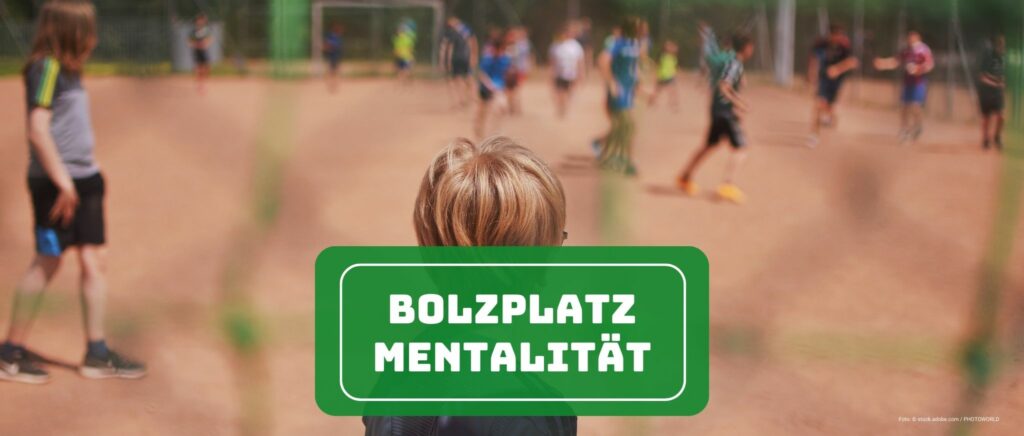 Das Bild zeigt einen Bolzplatz mit Fußballspielern aller Altersklassen und dem Titelthema Bolzplatzmentalität.